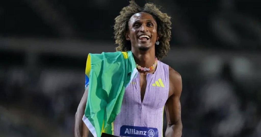 Alison dos Santos é eleito o melhor atleta do mês após recorde mundial