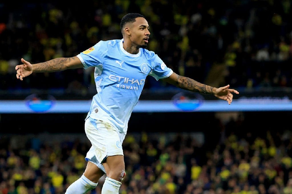Allan brilha em estreia pelo Manchester City com gol e assistência