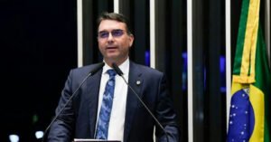 Após mensagens com Daniel Vorcaro virem à tona, Flávio Bolsonaro pede saída de Alexandre de Moraes