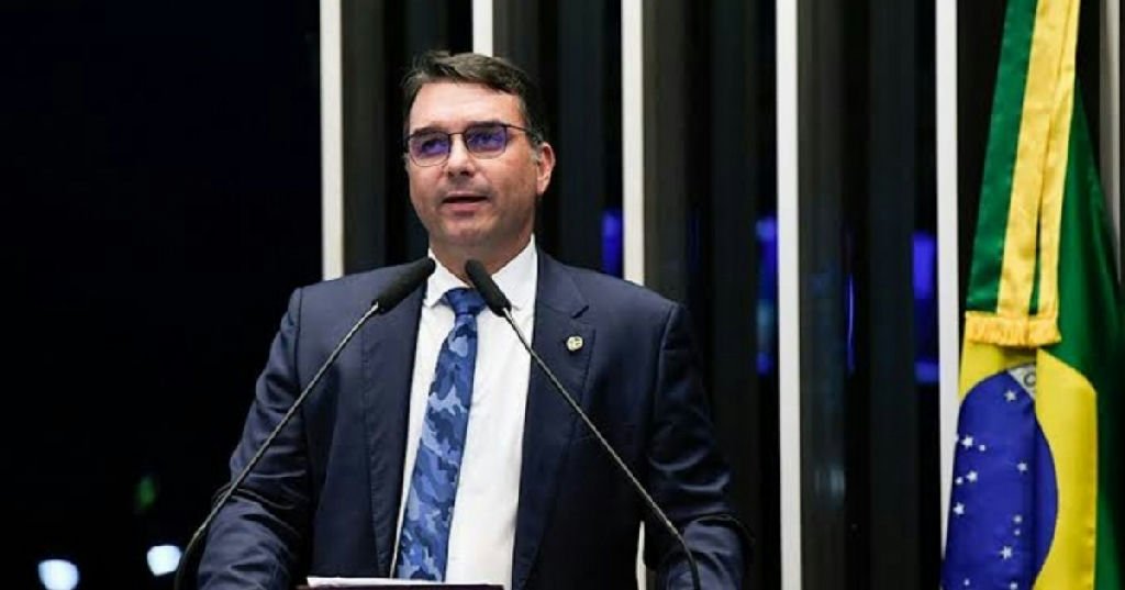 Após mensagens com Daniel Vorcaro virem à tona, Flávio Bolsonaro pede saída de Alexandre de Moraes