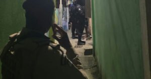 Após tiroteio, adolescente suspeito de tráfico é apreendido ao manter reféns no bairro Santa Cruz