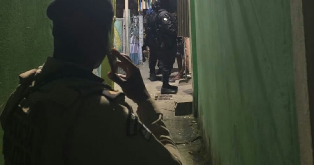 Após tiroteio, adolescente suspeito de tráfico é apreendido ao manter reféns no bairro Santa Cruz