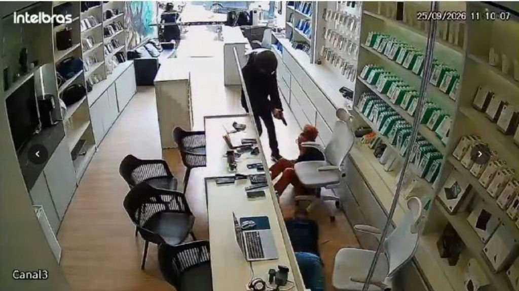 Assalto à mão armada em loja de celulares em Jequié é registrado por câmeras de segurança