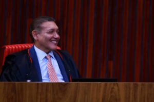 Ataque de Mendonça a Moraes abre crise e acelera ascensão de Nunes Marques à presidência do STF