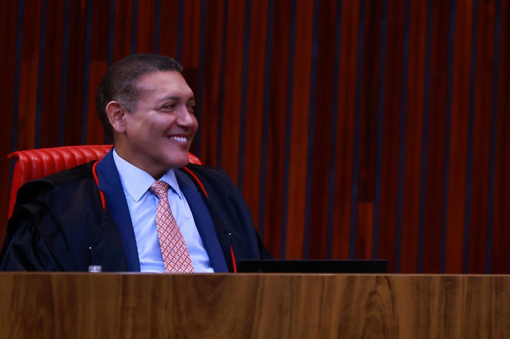 Ataque de Mendonça a Moraes abre crise e acelera ascensão de Nunes Marques à presidência do STF