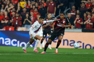 Bahia tropeça diante do Athletico e perde vaga momentânea no G4 do Brasileirão