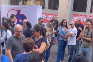 Bancários realizam ato em Belo Horizonte enquanto avaliam propostas de bancos