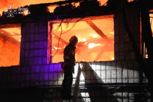 Bombardeio russo contra infraestrutura ucraniana mata 12 pessoas e deixa 17 feridos
