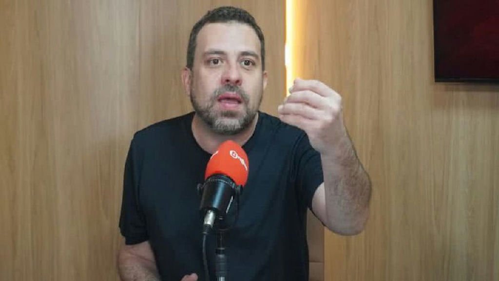 Boulos aponta manobra de Flávio Bolsonaro para travar votação da PEC 6x1