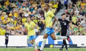 Brasil busca empate no fim contra a Austrália em amistoso de estreia