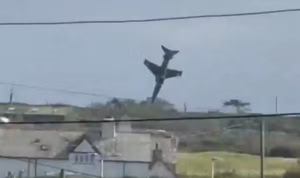 Caça da Força Aérea Real cai e explode após decolagem no País de Gales