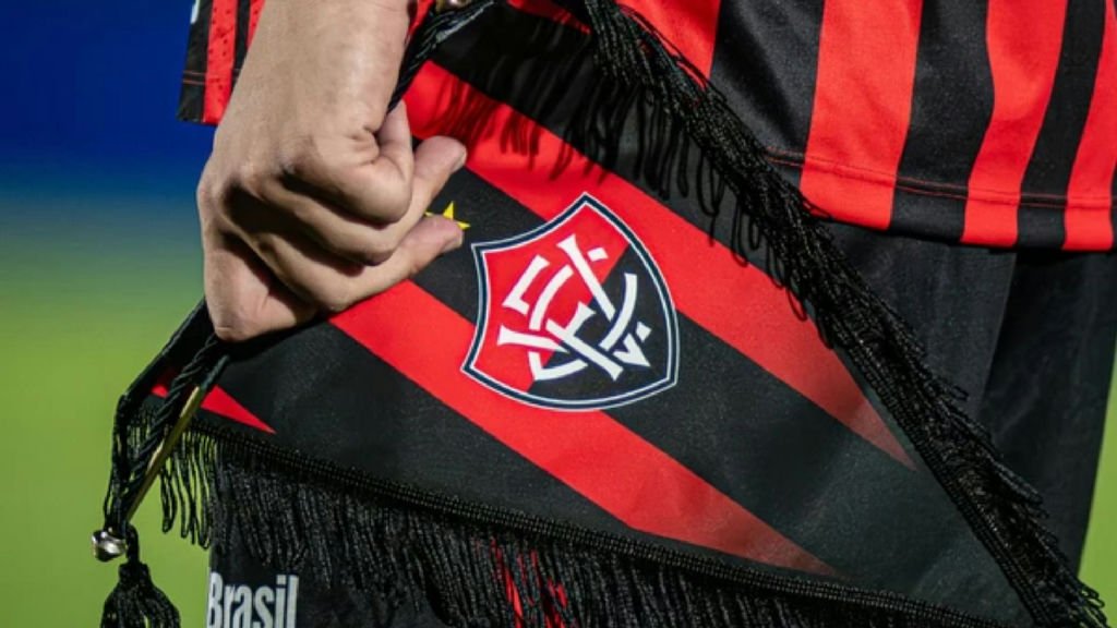 Cacá tem pena reduzida pelo STJD, mas desfalca o Vitória contra o Grêmio