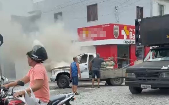 Caminhonete de material de construção sofre incêndio durante entrega em Conceição do Coité