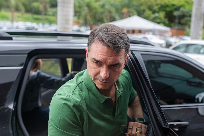 Carreata de Flávio Bolsonaro é alvo de ovos em Goiânia e gera mobilização policial