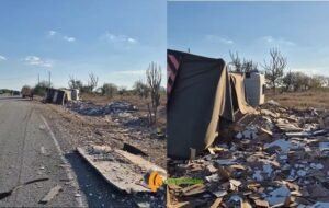 Carreta carregada com cerâmica tomba na Ba-233 após colidir contra poste