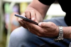 Celular em risco: por que desativar wifi e bluetooth ao sair de casa