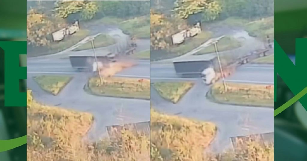 Colisão entre carretas deixa veículo partido ao meio na Br-101 em Alagoinhas