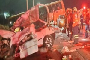 Colisão entre ônibus e carro na Br-080 deixa dois mortos e quatro feridos