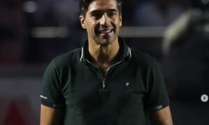 Conmebol multa Abel Ferreira após incidente com microfone em jogo da Libertadores