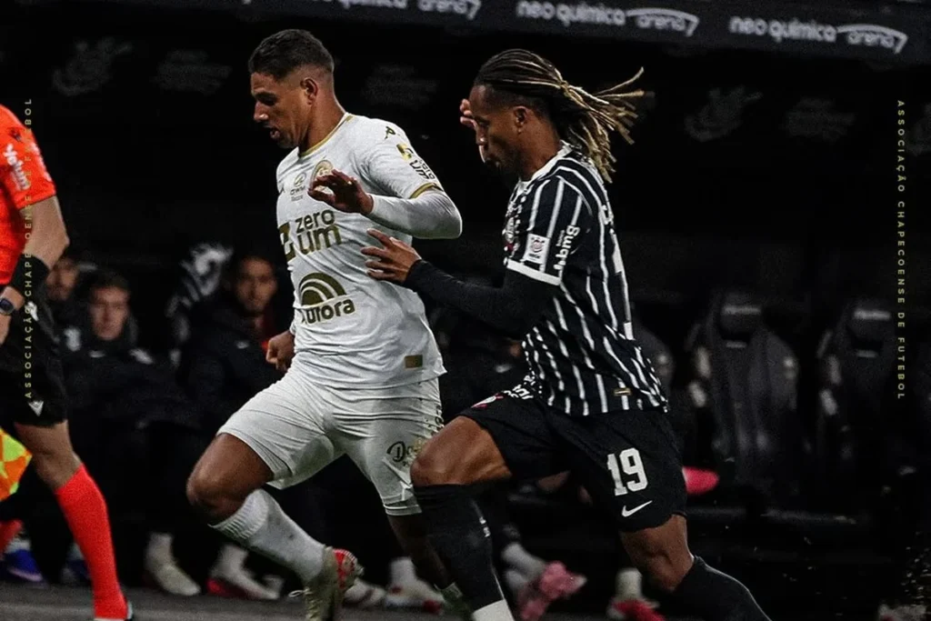 Corinthians sofre revés para a Chapecoense e enfrenta protestos da torcida na Neo Química Arena
