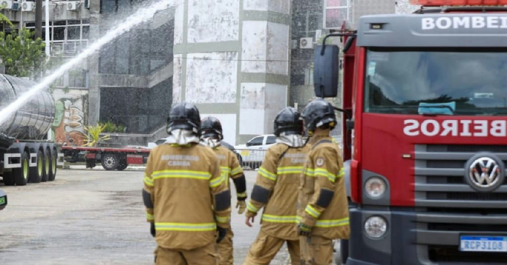 Corpo de Bombeiros resgata homem perdido em região de mata em Camaçari