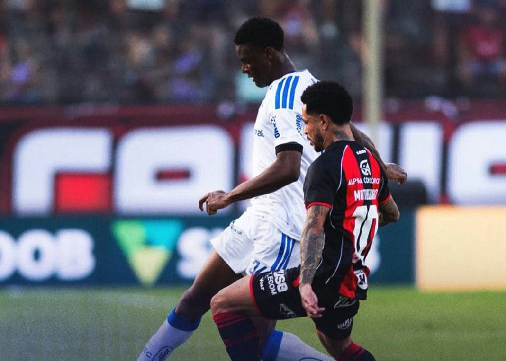 Cruzeiro supera Vitória de virada no Barradão pela Série a
