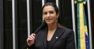 Deputada federal Roberta Roma permanece em UTI na capital baiana após sofrer infarto