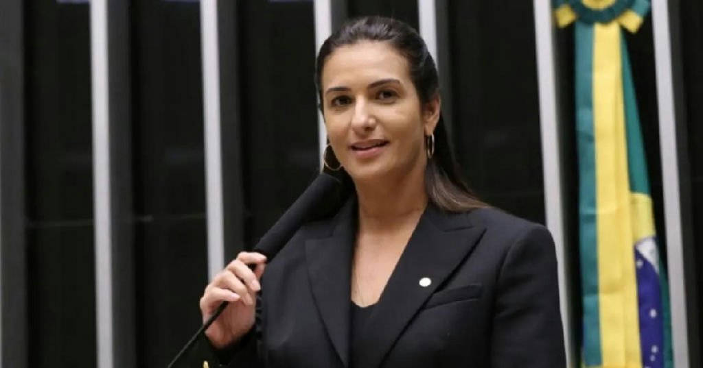 Deputada federal Roberta Roma permanece em UTI na capital baiana após sofrer infarto