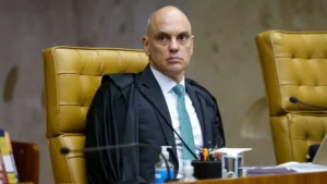 Deputado baiano solicita prisão de Alexandre de Moraes após revelações sobre contatos