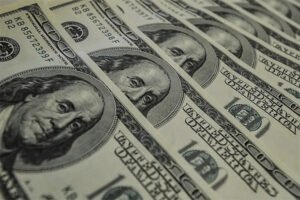 Dólar ganha força em ajuste de mercado após pesquisa Datafolha