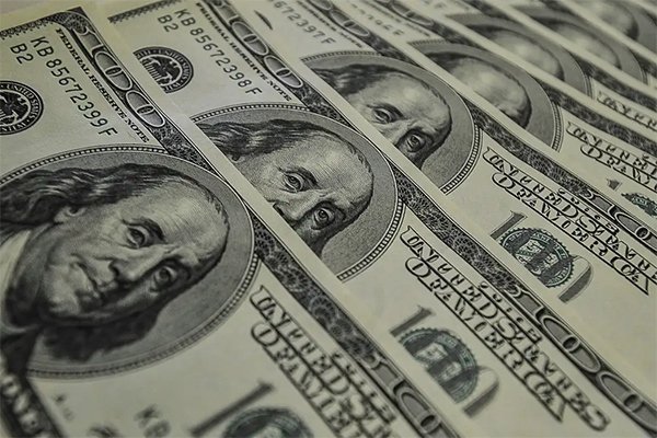 Dólar ganha força em ajuste de mercado após pesquisa Datafolha