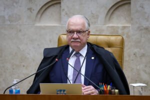 Edson Fachin suspende sessão do STF que analisaria conduta de André Mendonça