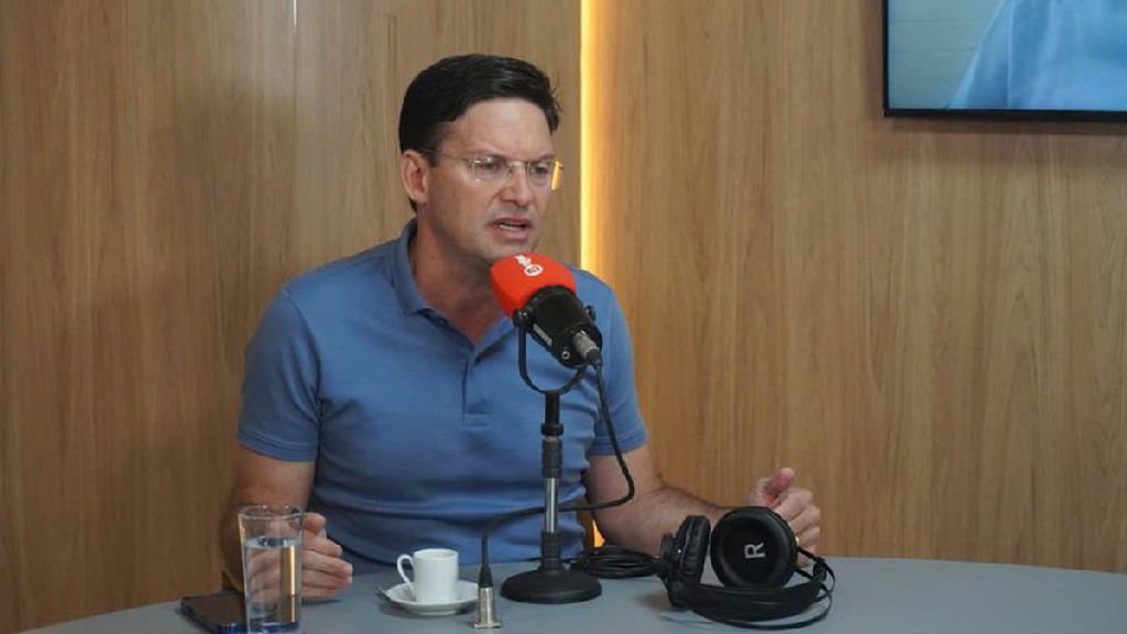 Em Itabuna, João Roma critica Rui Costa e Jaques Wagner por atrasos na Fiol e no Porto Sul