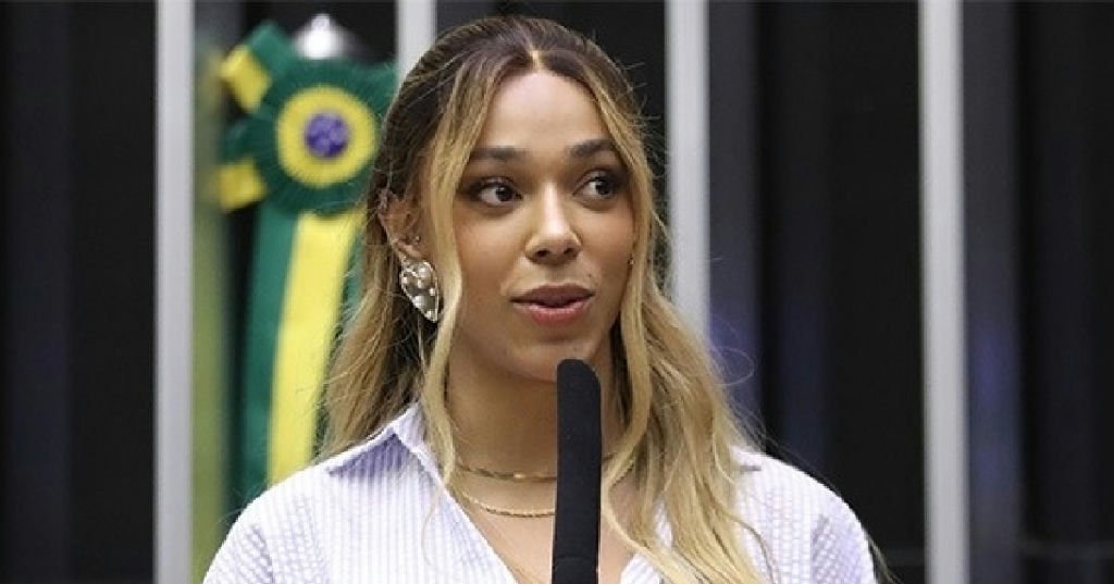 Erika Hilton processa Nikolas Ferreira no TSE por divulgação de laudo falso da Polícia Federal