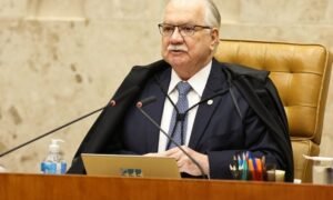 Fachin adia julgamento sobre conduta de André Mendonça no STF