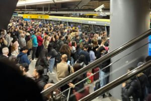 Falha elétrica na Linha 4-Amarela causa transtornos e aciona operação Paese em São Paulo