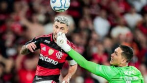 Flamengo supera expulsão e garante vaga na semifinal da Libertadores