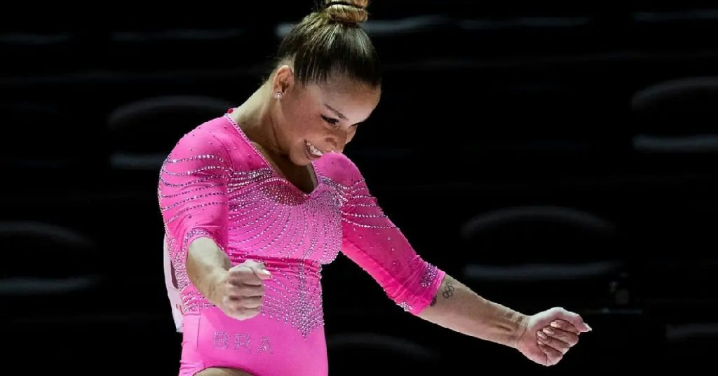 Flávia Saraiva conquista medalha de ouro nas paralelas assimétricas na Hungria