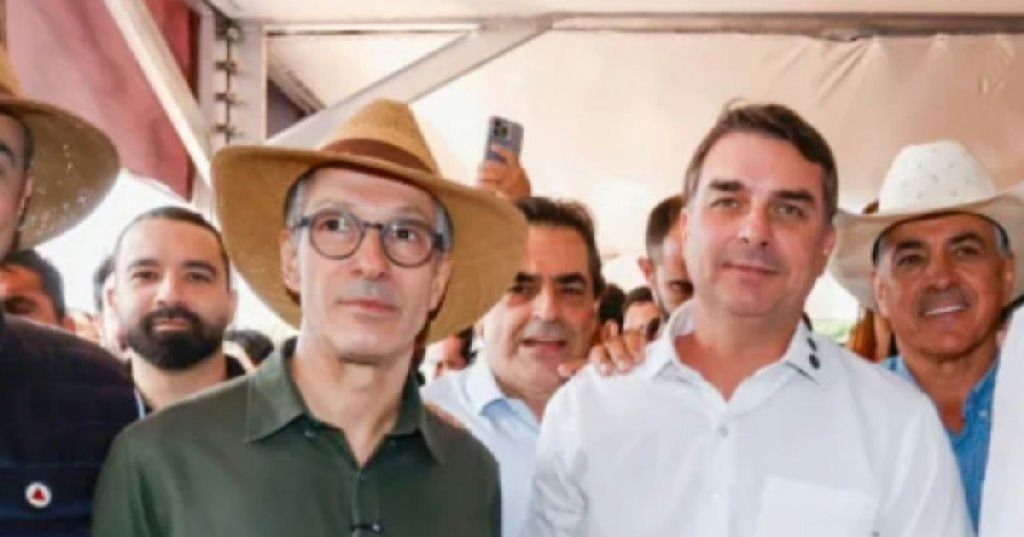 Flávio Bolsonaro articula aliança com Romeu Zema para consolidar candidatura presidencial