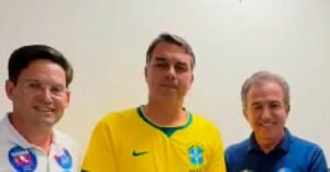 Flávio Bolsonaro busca apoio na região do Sisal em agenda com Marcelo Araújo e João Roma