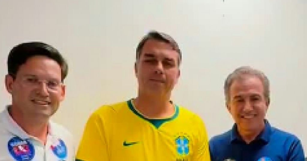 Flávio Bolsonaro busca apoio na região do Sisal em agenda com Marcelo Araújo e João Roma