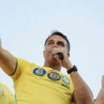 Flávio Bolsonaro confirma...