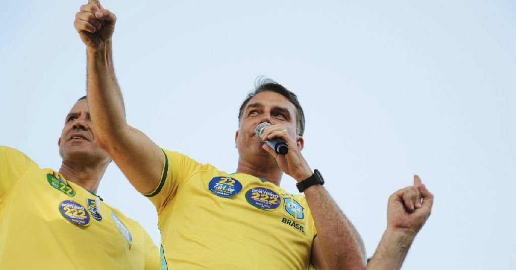 Flávio Bolsonaro confirma presença em debate da Globo e mira confronto com Lula