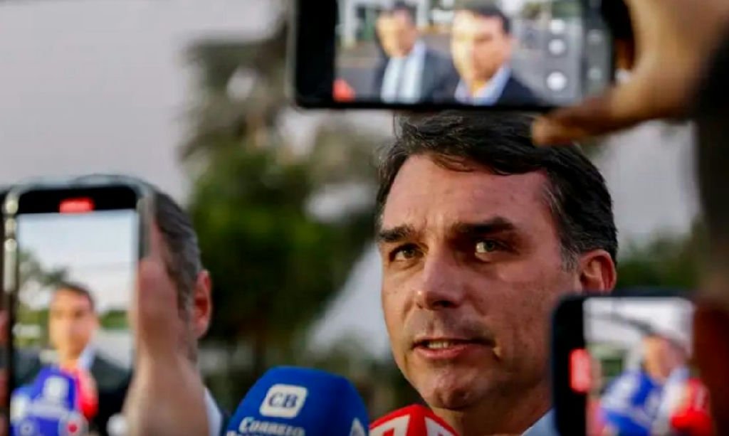 Flávio Bolsonaro critica decisão de Flávio Dino sobre remoção de conteúdos no TSE