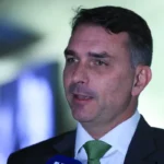 Flávio Bolsonaro critica...