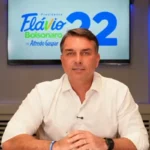 Flávio Bolsonaro defende...