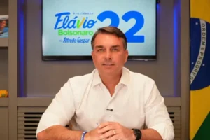 Flávio Bolsonaro defende PEC alternativa para jornada de trabalho e evita polêmica sobre escala 6x1