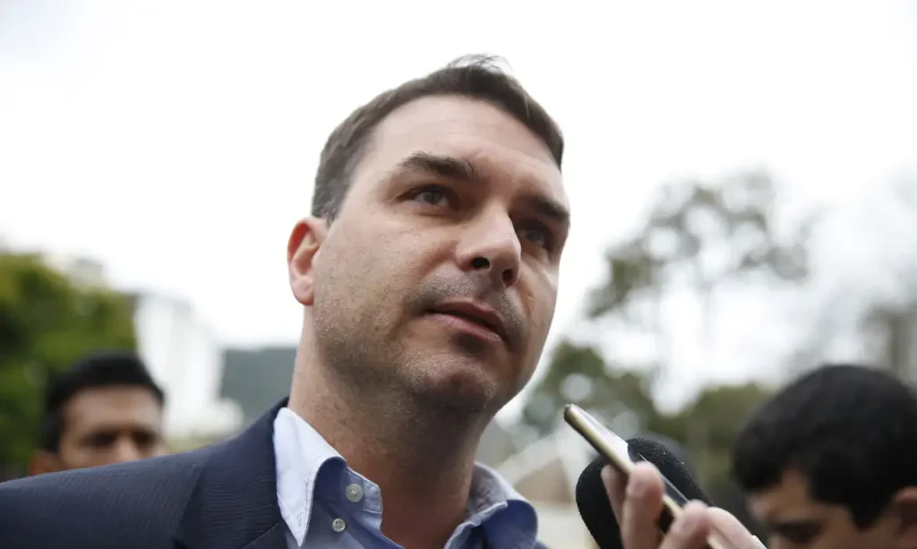 Flávio Bolsonaro pressiona Alcolumbre por impeachment de Alexandre de Moraes