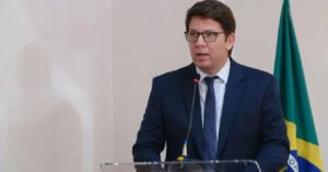 Flávio Dino impõe restrições a Mario Frias em investigação sobre desvios