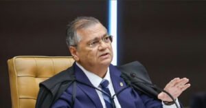Flávio Dino solicita apuração de conexões entre Banco Master e instituto de André Mendonça
